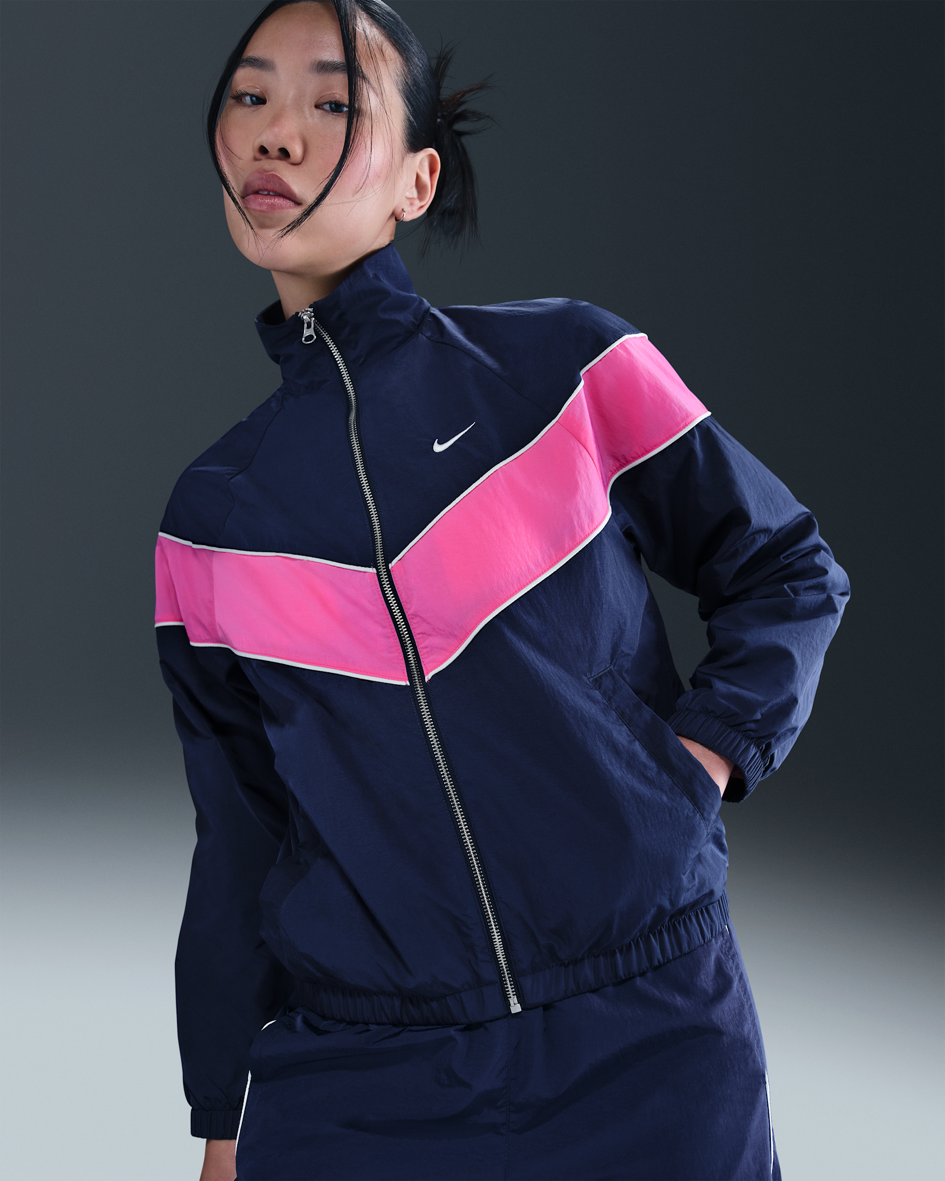 レディース Nike シールドウィンドブレーカー ナイロンジャケット Nike Windrunner Women's Loose UV Woven Full-Zip Jacket. Nike ID